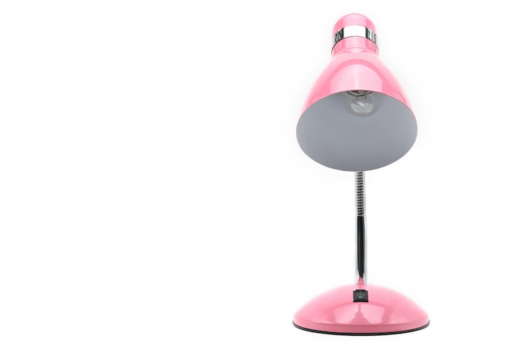 Zdjęcie różowa kolorowa lampa stołowa z żarówką na na białym tle