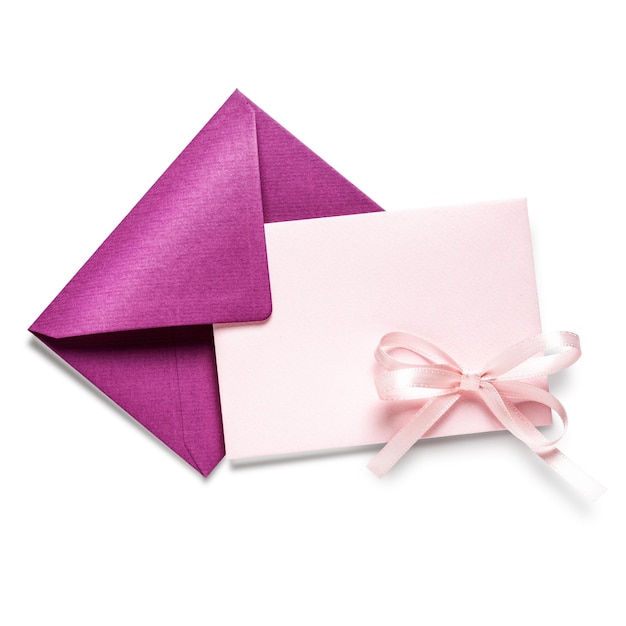 Różowa koperta z kartą i kokardką na białym tle, w zestawie ścieżka przycinająca