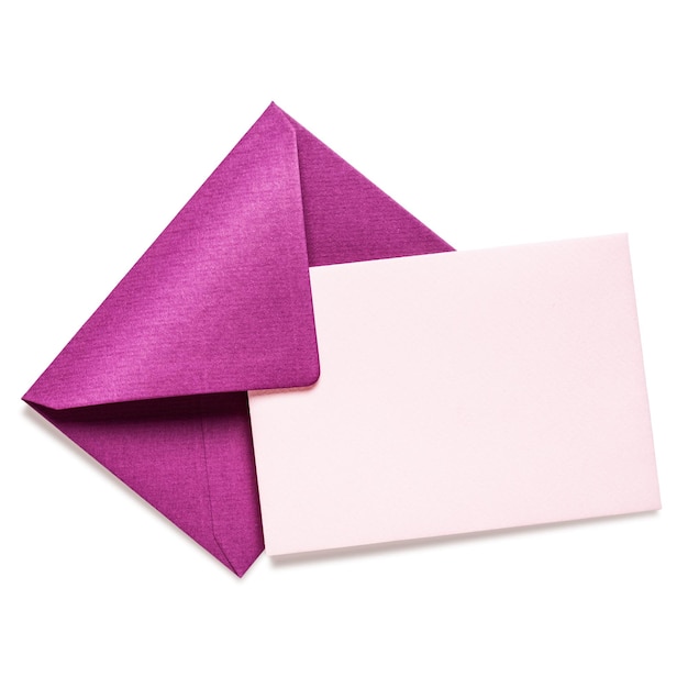 Różowa koperta z kartą na białym tle ze ścieżką przycinającą