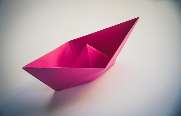 Różowa Papierowa łódź Origami Na Białym Tle