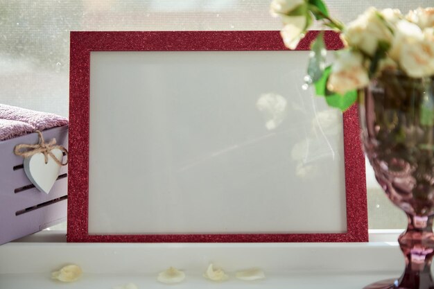 Różowa ramka makieta ze światłem słonecznym i kieliszkiem z białymi różami Selektywna ostrość Zdjęcie wysokiej jakości