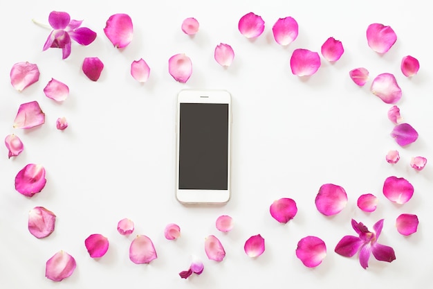 Różowa Różana Płatek Rama Z Smartphone Na Białym Tle. Widok Z Góry.