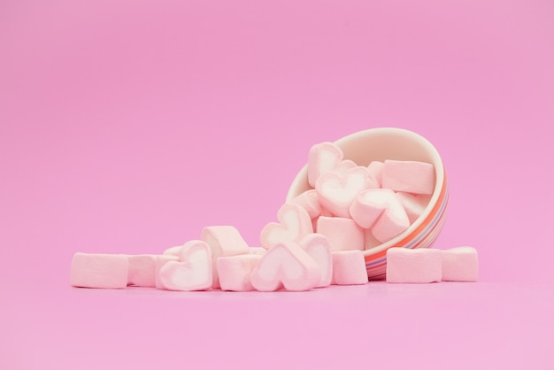 Różowa Słucha Marshmallow, Cukierków Serca Marshmallow Na Różowym Tle