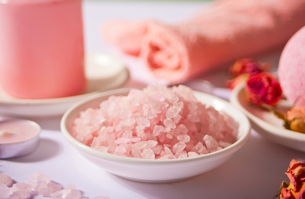 Różowa sól do kąpieli i produkty do pielęgnacji ciała z różowymi różami