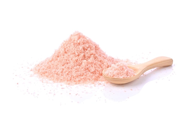 Zdjęcie różowa sól himalajska w drewnianej łyżce na białym tle