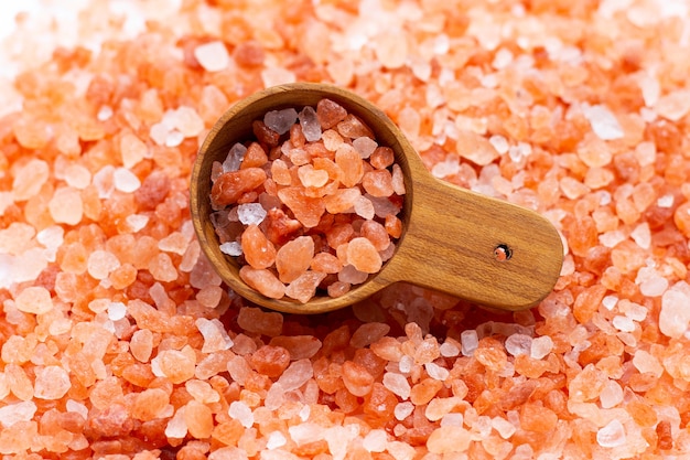 Różowa sól himalajska z drewnianą łyżką