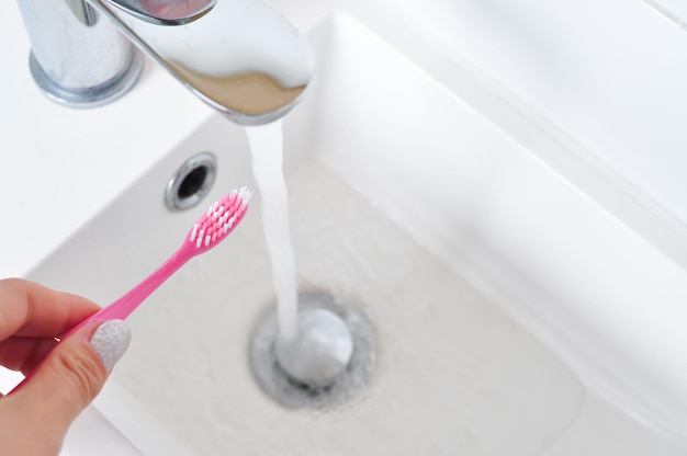 Zdjęcie różowa szczoteczka do zębów do codziennego, porannego czyszczenia