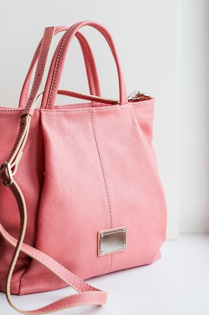 Różowa torba. Elegancka i luksusowa mody skóry menchii kobiety torebka odizolowywająca