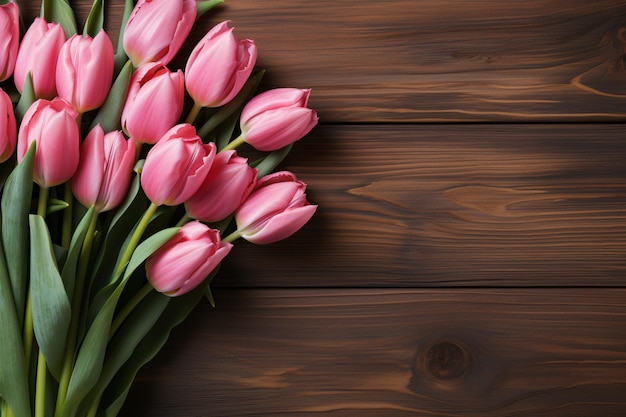 Różowa wiązka tulipanów na rustykalnych drewnianych deskach w stodole, idealna do tekstu