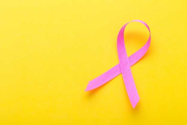 Różowa wstążka symbol raka piersi