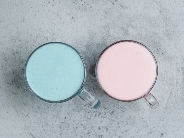 Różowe buraki i niebieska spirulina latte