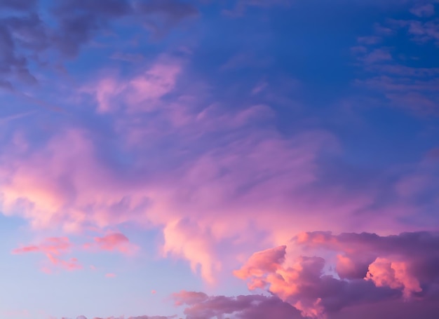 Różowe chmury i fioletowo-niebieskie niebo