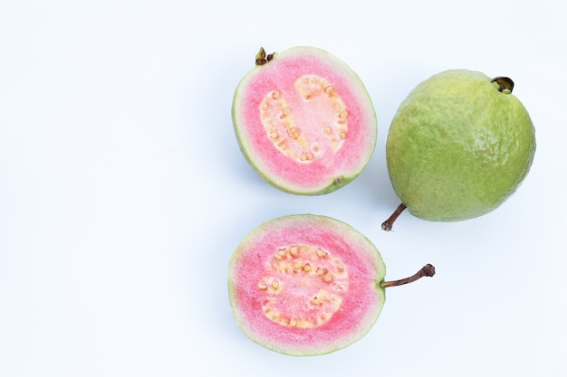 Różowe Guawy Na Białej Powierzchni