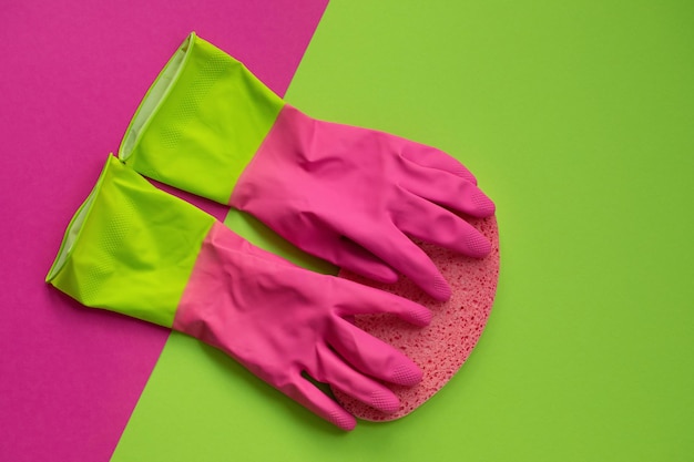 różowe gumowe rękawiczki i gąbka do mycia