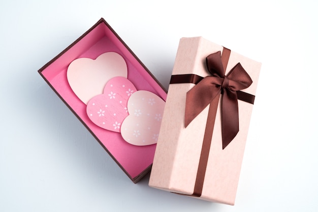 Zdjęcie różowe i białe serca w ozdobnym pudełku.