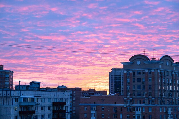 Różowe I Błękitne Niebo Nad Apartamentowcami