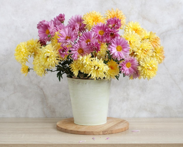 Różowe i żółte chryzantemy bukiet na stole Jesienne kwiaty