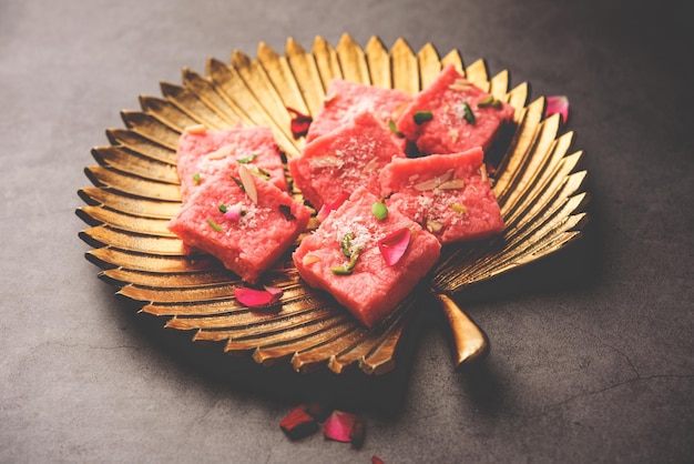 Różowe Kalakand różowe barfi lub burfi znane również jako smakowe Mishri Mava lub Khoa Milkcake mithai