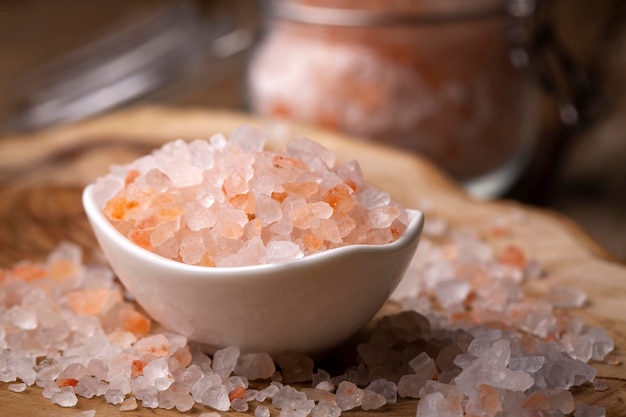 Różowe kryształy soli himalajskiej, zdjęcie koncepcji żywności.