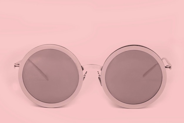 Różowe okulary przeciwsłoneczne na różowym tle