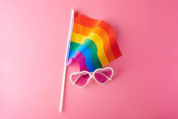 Różowe okulary, serca i tęczowa flaga lgbt. Parada gejów