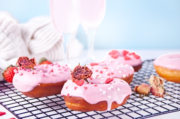 Różowe Pączki Na Ruszcie Do Pieczenia. Koncepcja Walentynki. Widok Z Góry. ścieśniać.