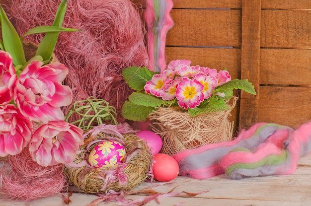 Różowe pisanki i gniazdo na wodden tle Koncepcja fotografii wielkanocnej