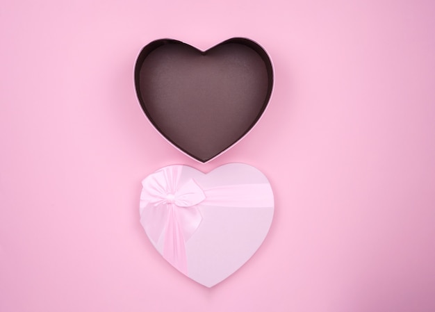 Różowe prezenty w kształcie serca na Walentynki otwarte różowe pudełko na różowym tle.