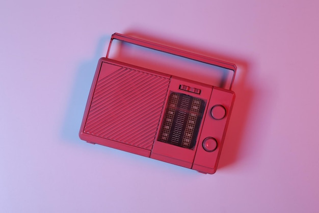 Różowe radio fm w różowoniebieskim neonowym świetle gradientowym Minimalizm