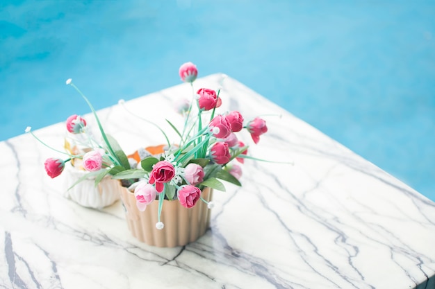 Różowe róże delikatne na marmurowym stole do dekoracji wnętrz.