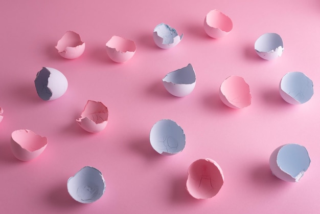 Różowe skorupki jaj wielkanocnych w niebiesko-różowych pastelowych kolorach minimalistyczna koncepcja wielkanocna