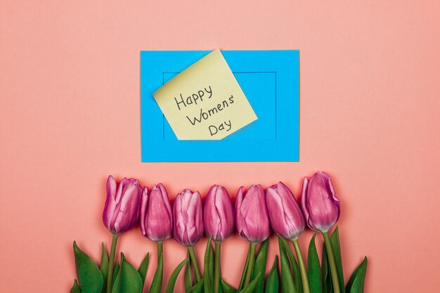 różowe tulipany z niebieską kopertą i karteczką