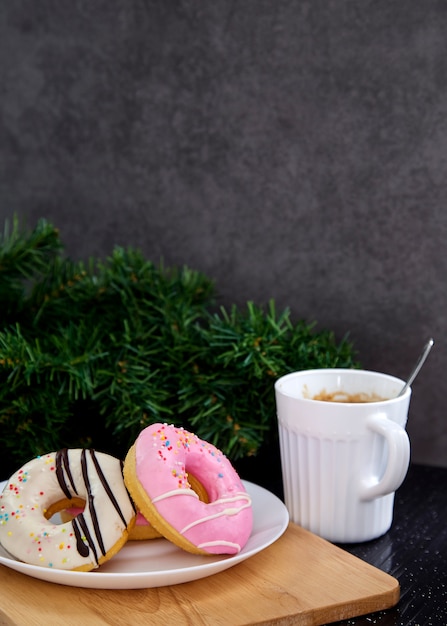 Różowi Donuts na półkowej witki kawie