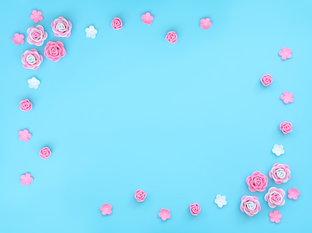 Różowo-białe kwiaty wykonane z pianiranu na niebiesko z koralikami