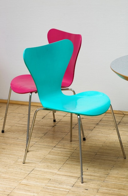 Różowo-błękitne krzesła w poczekalni
