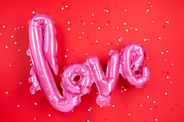 Różowy balon w kształcie napisu Love
