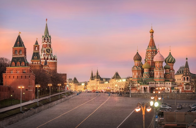 Różowy blask zachodzącego nieba nad Kremlem i katedrą św. Bazylego