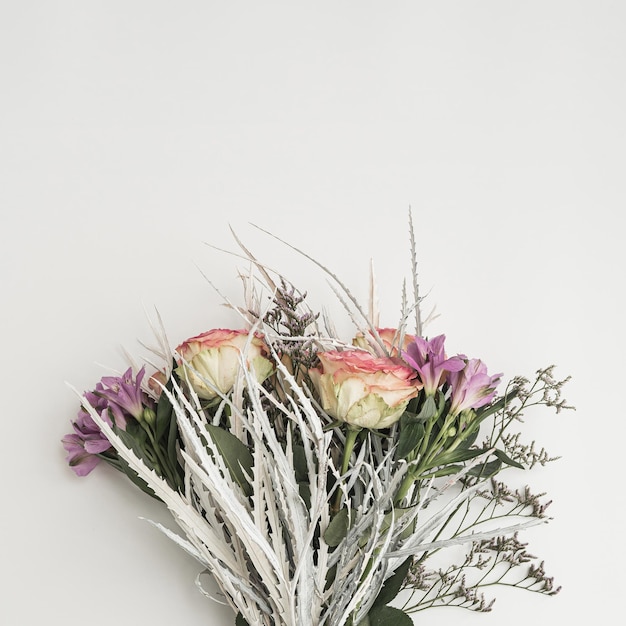Różowy bukiet kwiatów na białym tle Płaski widok na górze minimalna kompozycja kwiatowa