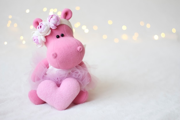 Zdjęcie różowy hipopotam, wiosenna kompozycja z kwiatami i girlandą.
