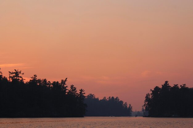 Zdjęcie różowy i pomarańczowy zachód słońca nad jeziorem