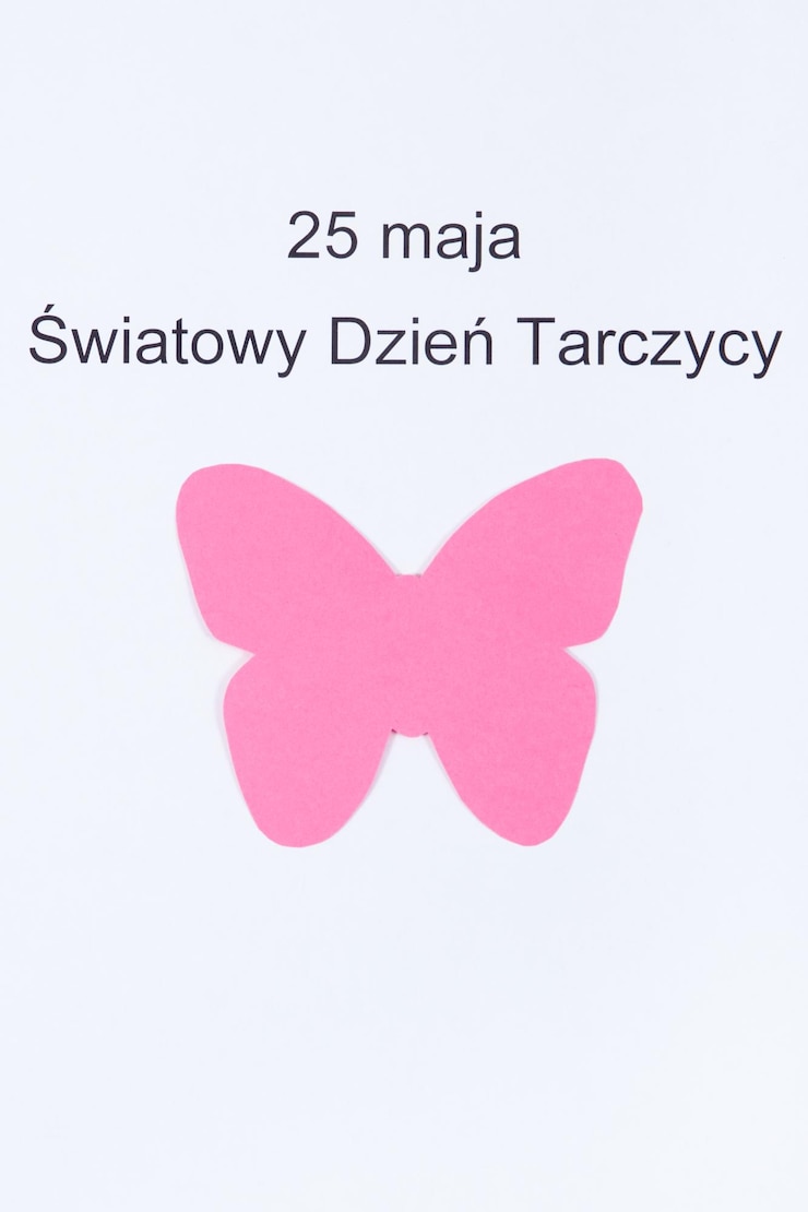 Zdjęcie różowy kształt tarczycy i polski napis 25 maja światowy dzień tarczycy problemy z tarczycą