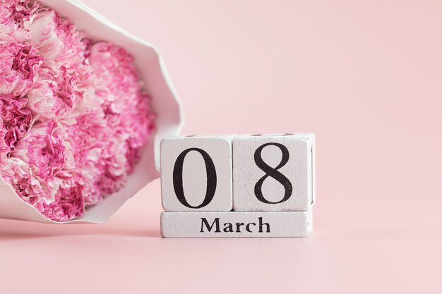 Różowy Kwiat Goździka I 8 Marca Kalendarz Z Miejsca Kopiowania Tekstu. Koncepcja Miłości, Równości I Międzynarodowego Dnia Kobiet