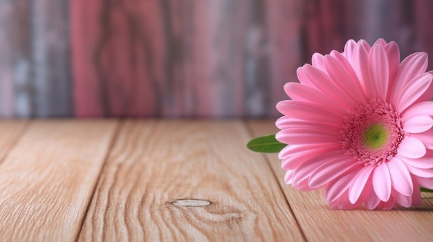 Różowy kwiat na drewnianym stole