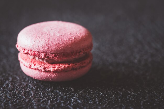 Różowy macaron