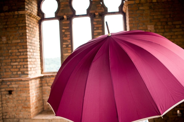 Zdjęcie różowy parasol w pokoju.