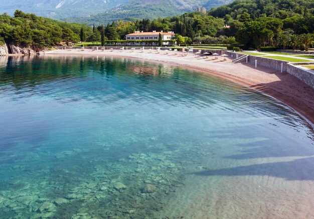 Różowy piaszczysty widok na plażę Milocher Beach (Czarnogóra, 6 km na południowy wschód od Budvy)