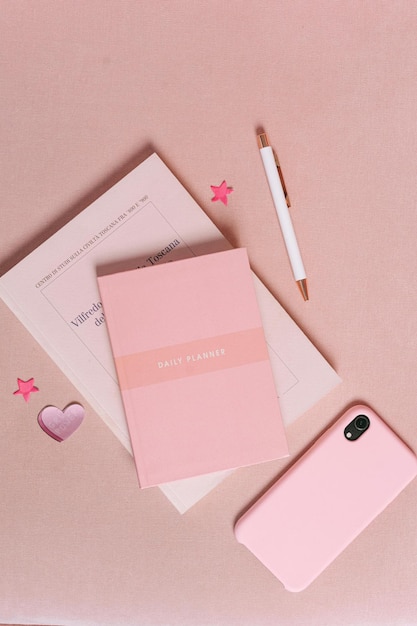Zdjęcie różowy planner i zdjęcie ze smartfona