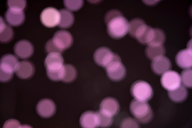 Różowy Purpurowy Bokeh Na Ciemnym Tle. Podkreślenia Bokeh W Tle