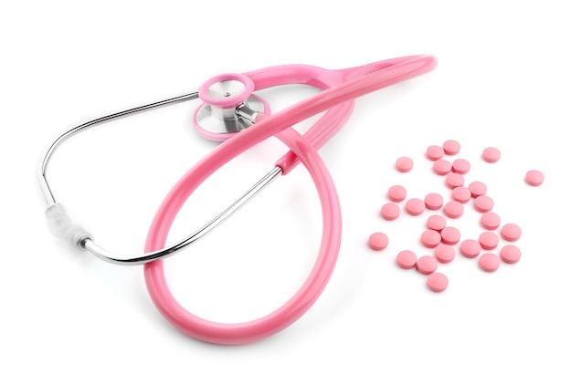Różowy stetoskop i pigułki na białym tle