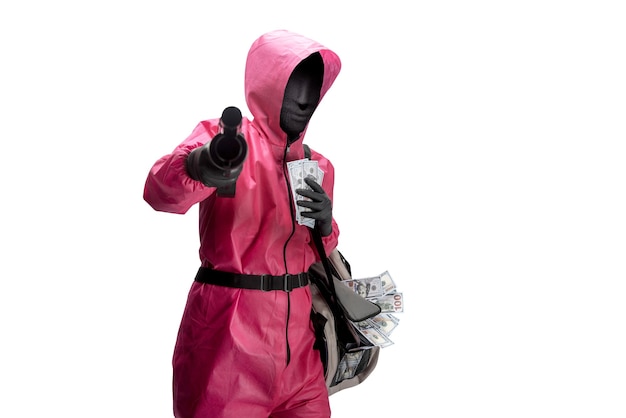 Różowy strażnik wskazujący strzelbę i niosący torbę pieniędzy na białym tle na białym tle